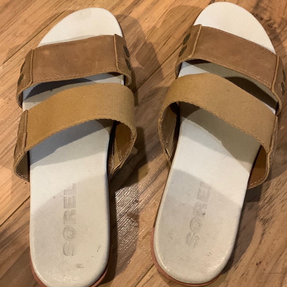 A pair of very comfy Sorel sandals. In very good pre-loved condition.